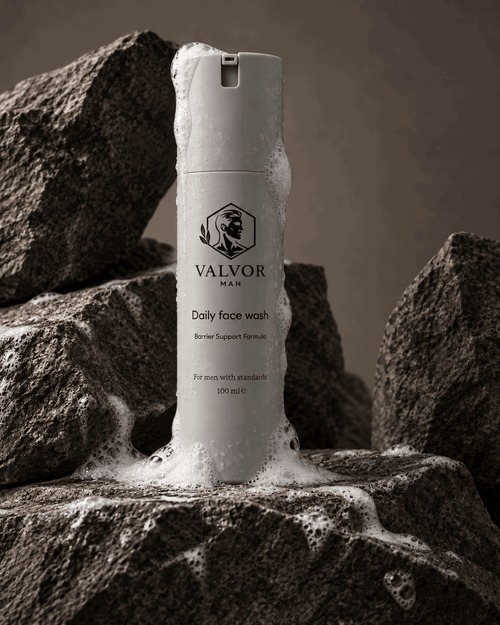 Daily Face Wash op donkere steen, met schuim