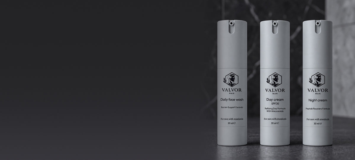 De drie producten van de Starter, elk 30 ml, op donkere steen